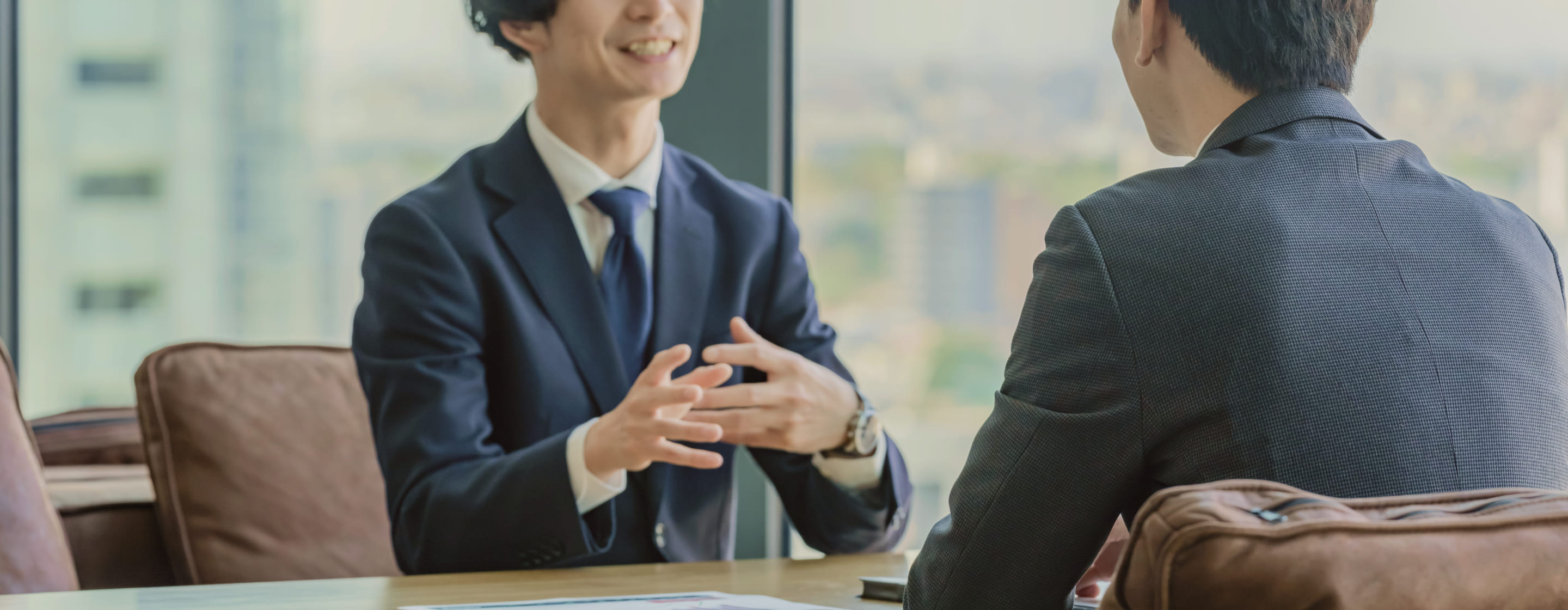 お客様に説明している様子