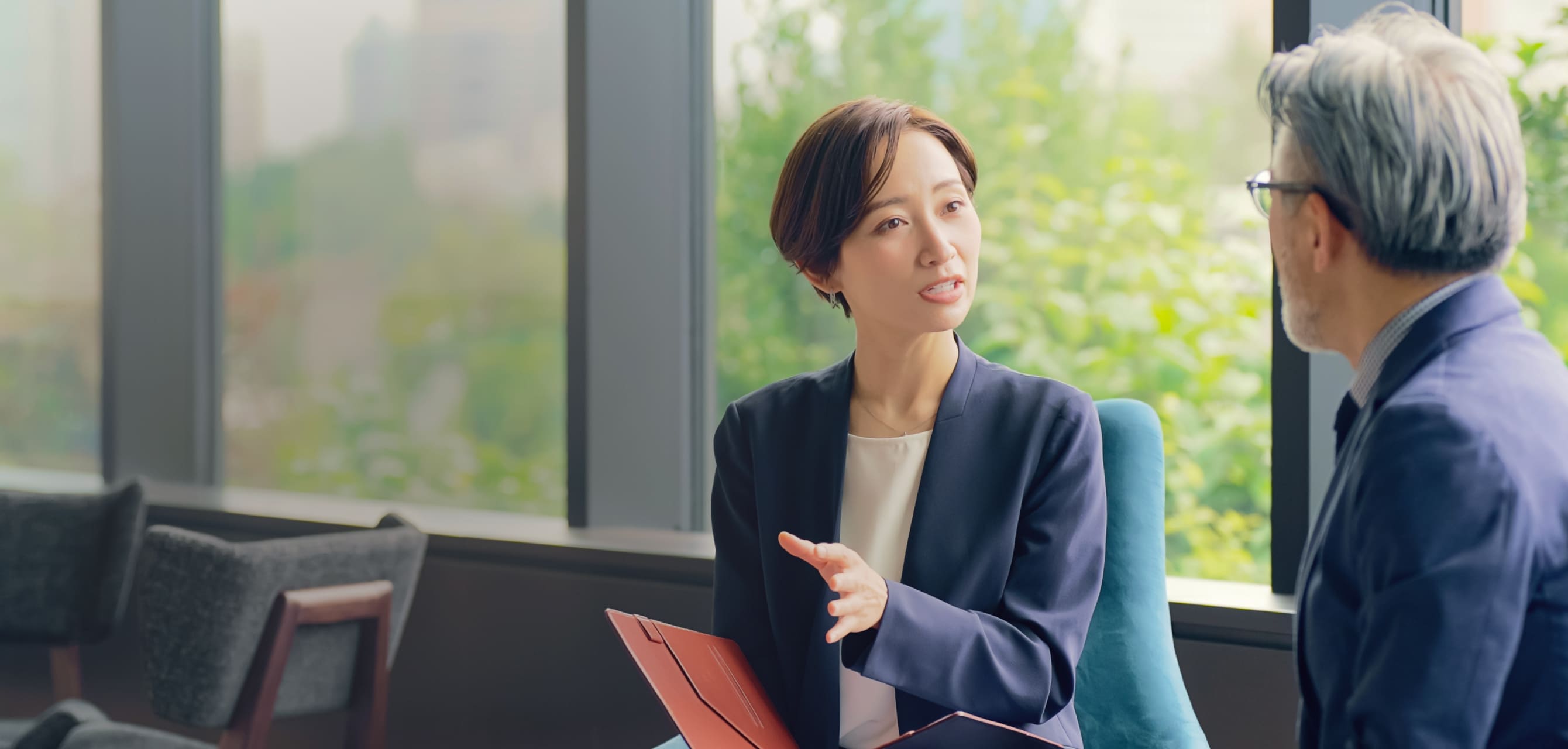 お客様に説明している様子