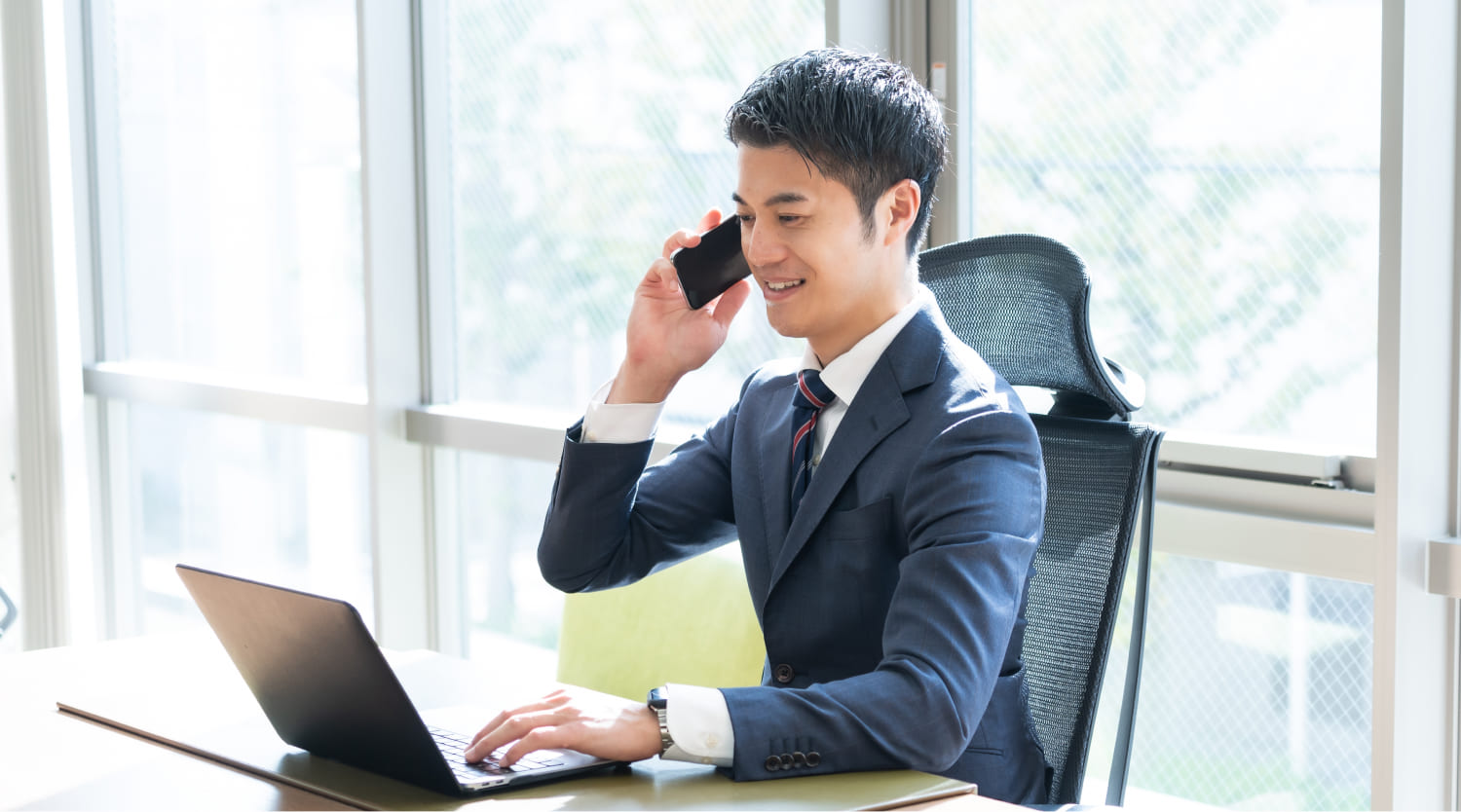 男性が電話をかけている様子