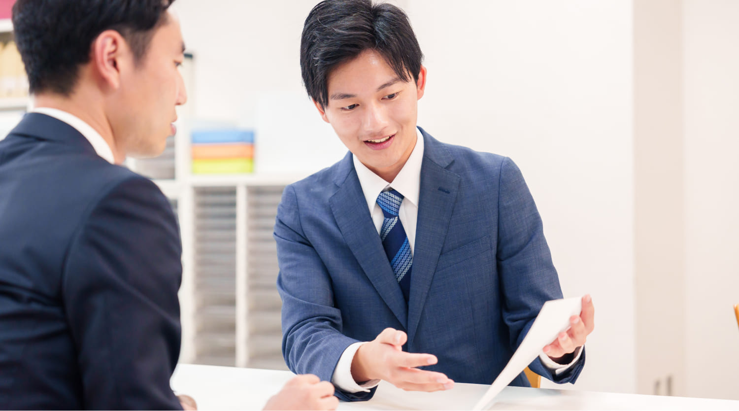 お客様に説明している様子