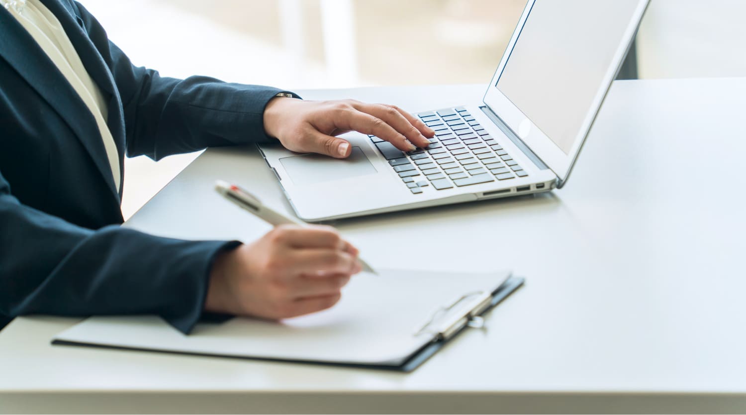 パソコンを見ながら書き込んでいる様子