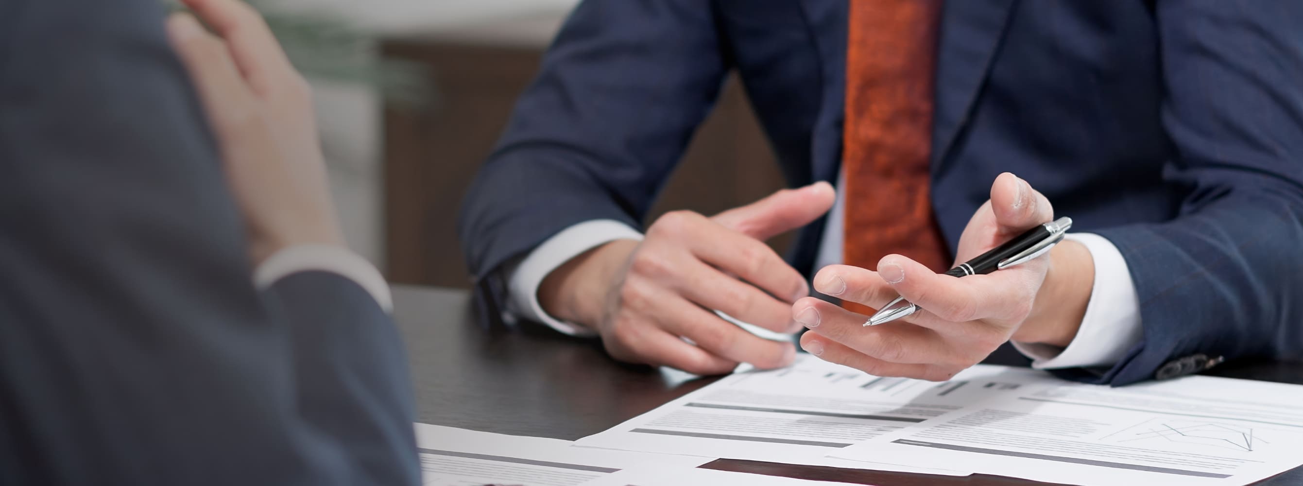 お客様に説明している様子