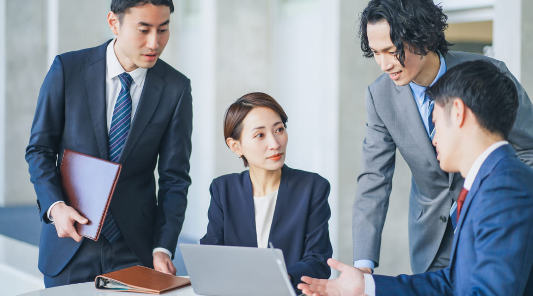 同僚と話し合っている様子