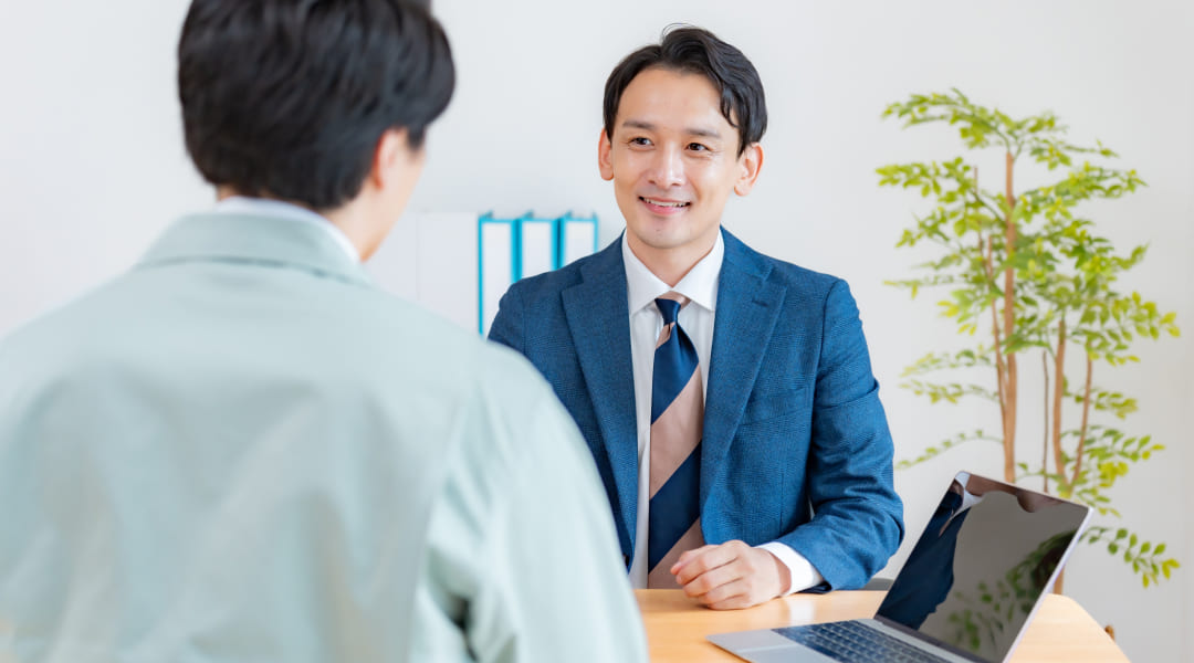 お客様と対面で話している様子
